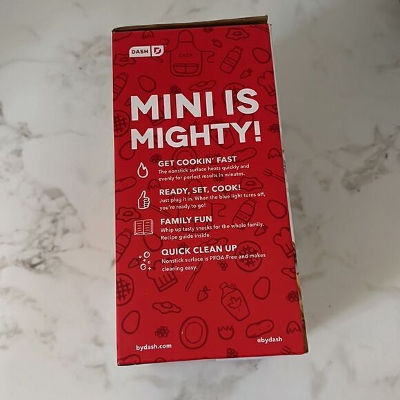 DASH Mini waffle Maker NWT - Picture 3 of 4